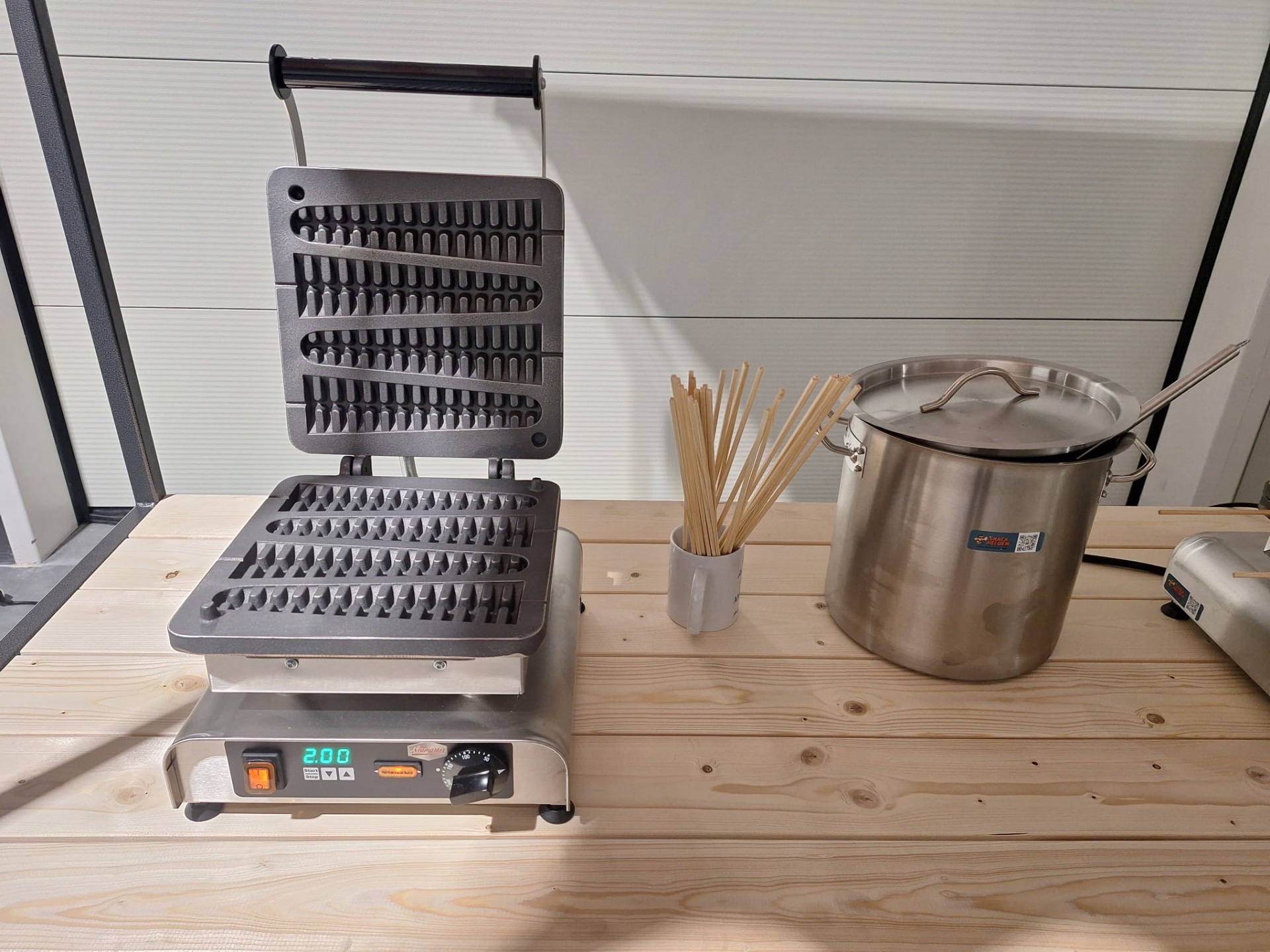 Gebruiksvriendelijk lollywafelmachine huren? @Snackhelden